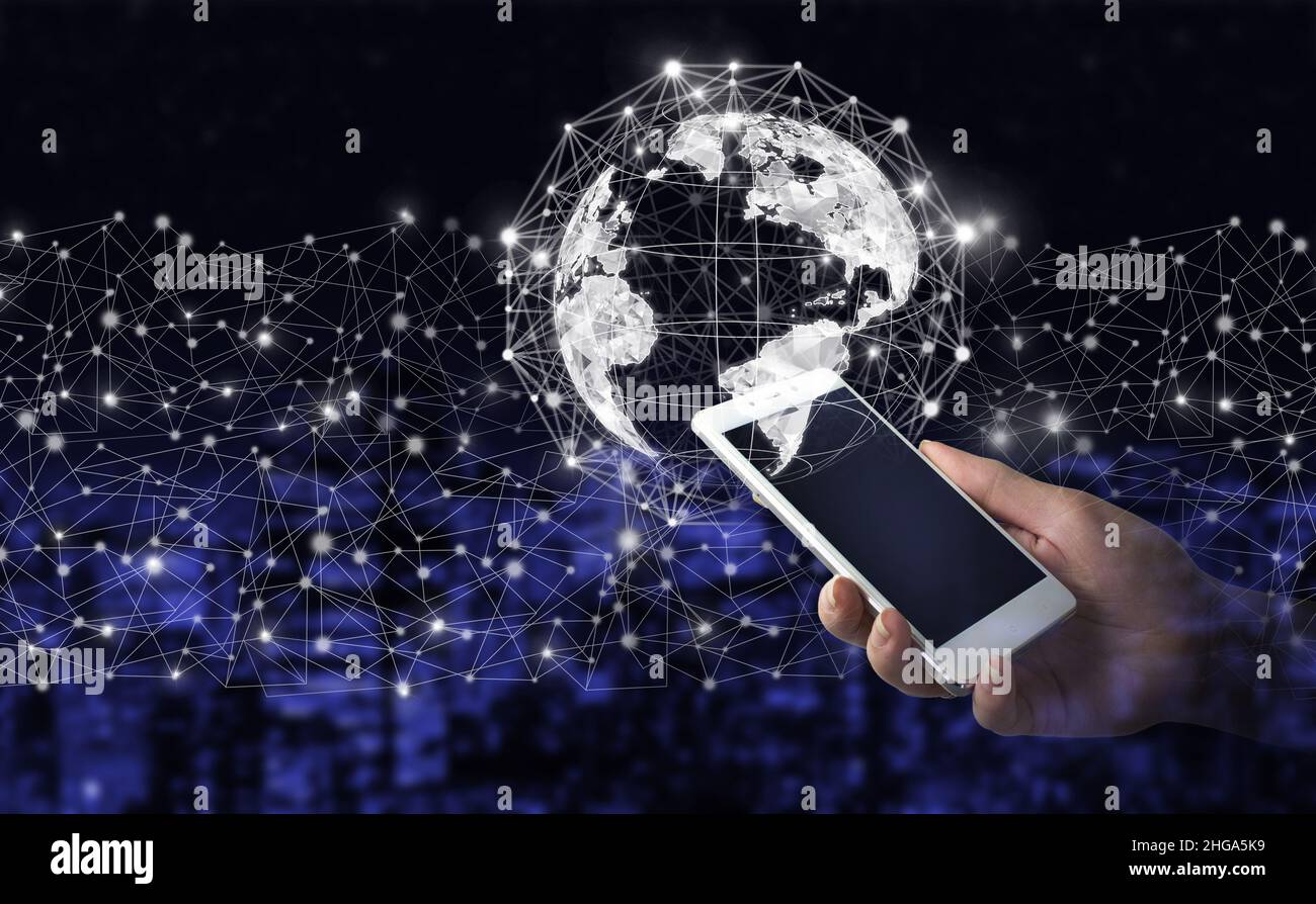 Globales Verbindungskonzept. Hand halten weißes Smartphone mit digitalen Hologramm Welt, Erde, Karte, Globus Zeichen auf Stadt dunkel verschwommen Hintergrund. Den Arbeitsauftrag regeln Stockfoto