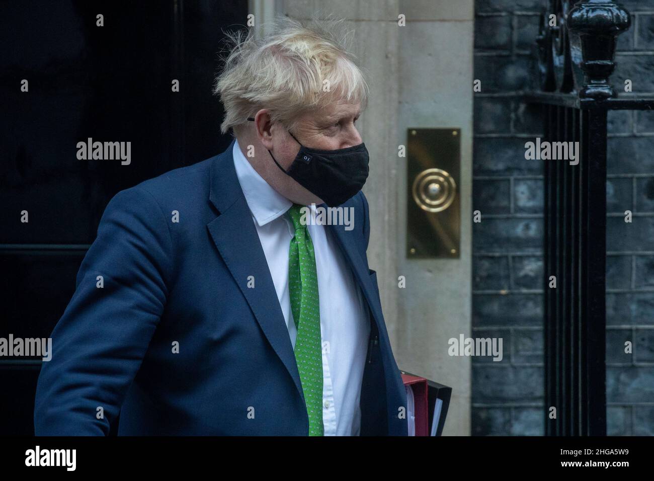 LONDON, GROSSBRITANNIEN, JANUAR 19TH. Premierminister Boris Johnson verlässt die Downing Street Nr. 10 zur Fragestunde um die Premierministerin, da er weiterhin mit Gegenreaktion konfrontiert ist und nach dem Skandal um die Downing Street Party am Mittwoch, den 19th. Januar 2022, seinen Rücktritt fordert. (Kredit: Lucy North | MI News) Kredit: MI Nachrichten & Sport /Alamy Live News Stockfoto