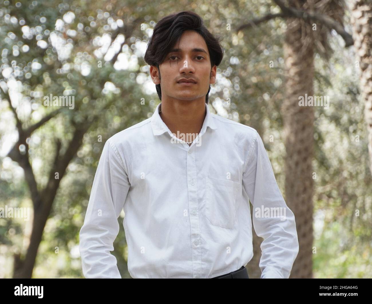 indischer junger hübscher Mann bei Außenaufnahmen Stockfoto