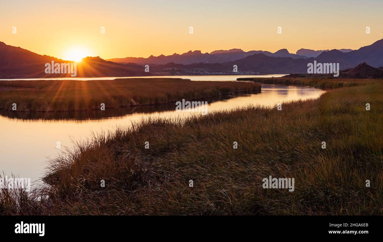 Der Bill Williams River und der Colorado River bei Parker Arizona sind in Sonnenuntergängen gefärbt Stockfoto