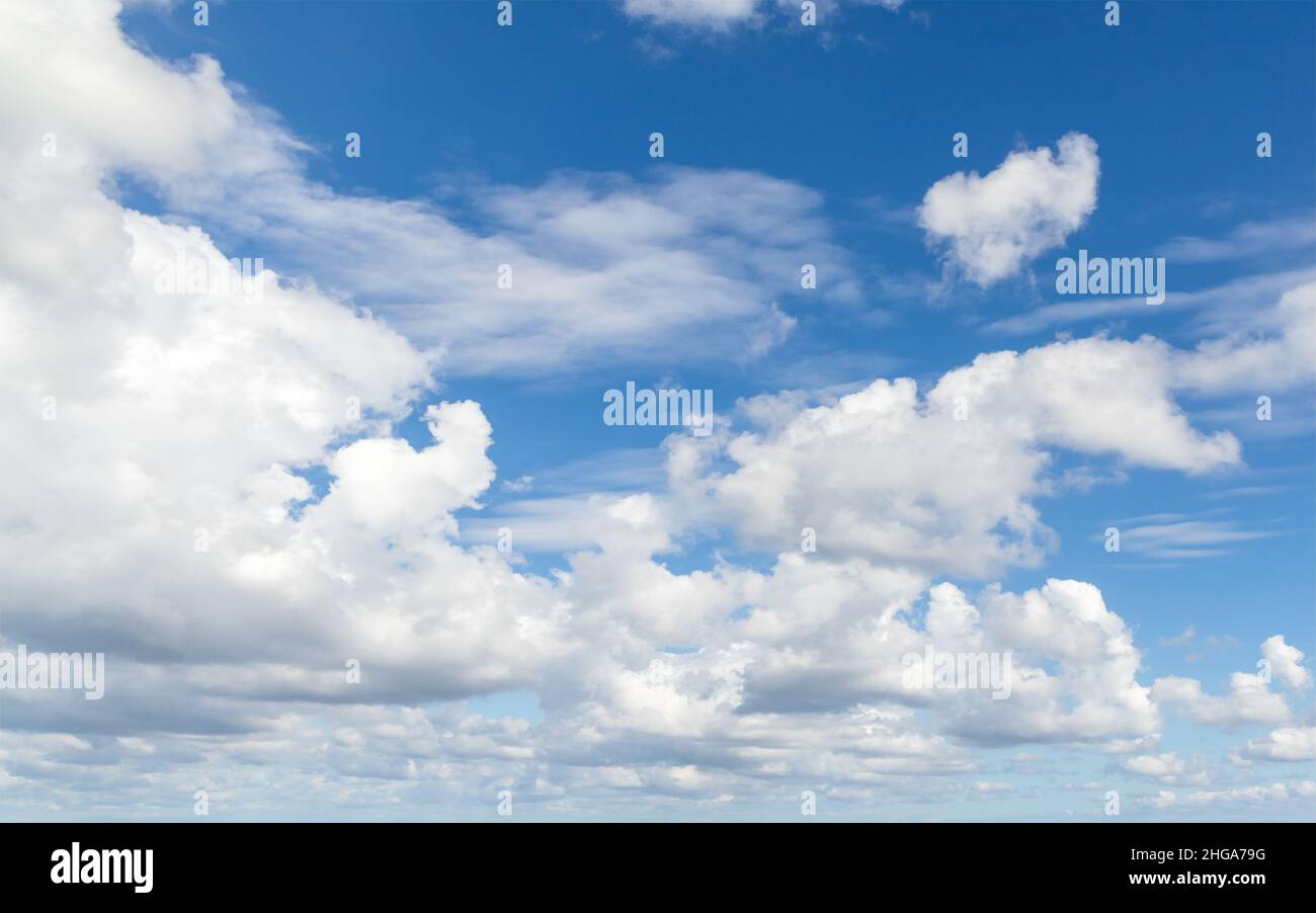 Blauer Himmel mit weißem Cumulus und Altocumulus-Arten von Wolken am Tag. Natürliches Hintergrundfoto Stockfoto