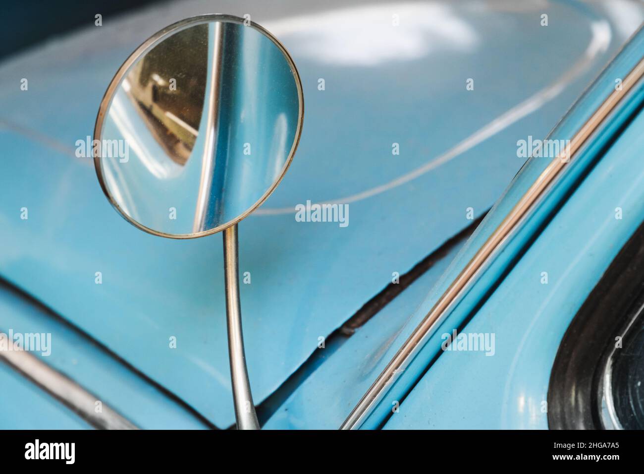 Ein Paar Fuzzy Dice, das aus dem Rückspiegel eines antiken Autos aufgehängt  wird Stockfotografie - Alamy