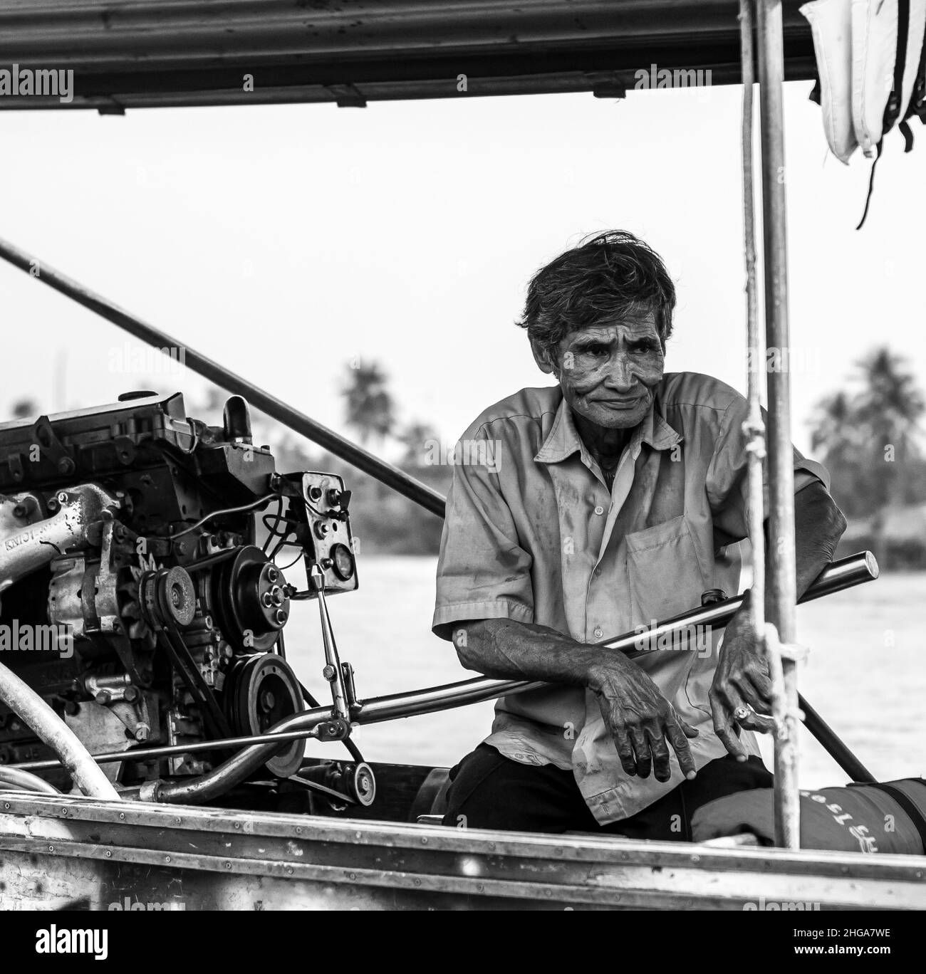 Bootsmann auf dem Fluss in Thailand Stockfoto