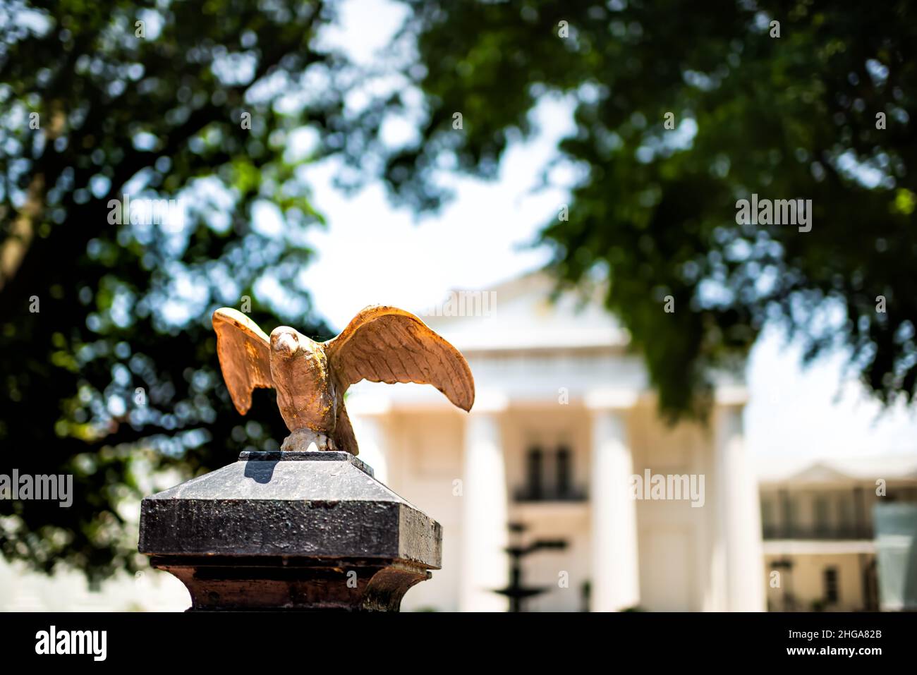 Little Rock, USA - 4. Juni 2019: Kapitolgebäude des Old State House Museums mit weißer Säulenarchitektur und einer goldenen Nahaufnahme Stockfoto