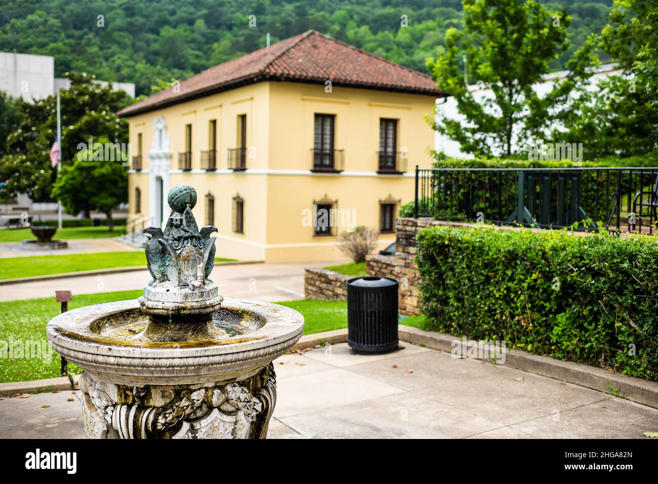 Hot Springs, USA - 4. Juni 2019: Park in der kleinen Kurstadt Hot Springs, Arkansas Sommer mit Wasserbrunnen Statue Skulptur auf der Grand Promenade Stockfoto