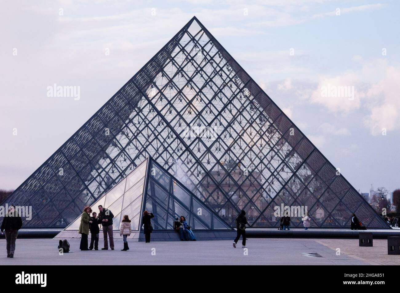 Haupthof des Louvre-Palastes, wo die Louvre-Pyramide als Haupteingang zum Louvre-Museum in Paris, Frankreich, dient. Stockfoto