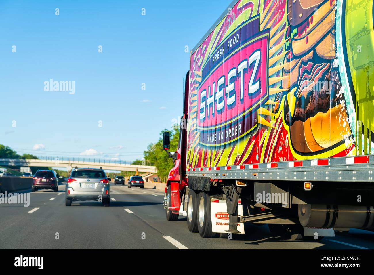 Gainesville, USA - 8. Mai 2021: Highway Street Road i-66 in Virginia mit Sheetz Tankwagen im Verkehr und Zeichen für Arbeitsplätze mieten an Tankstelle an Stockfoto