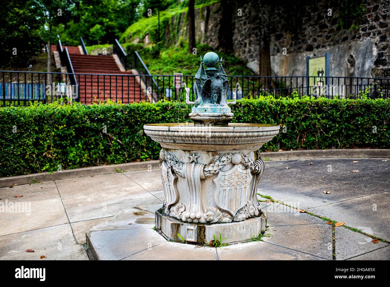 Hot Springs, USA - 4. Juni 2019: Park in der kleinen Stadt Hot Springs, Arkansas Sommer mit öffentlichen Trinkwasserbrunnen Statue Skulptur auf dem Grand Stockfoto