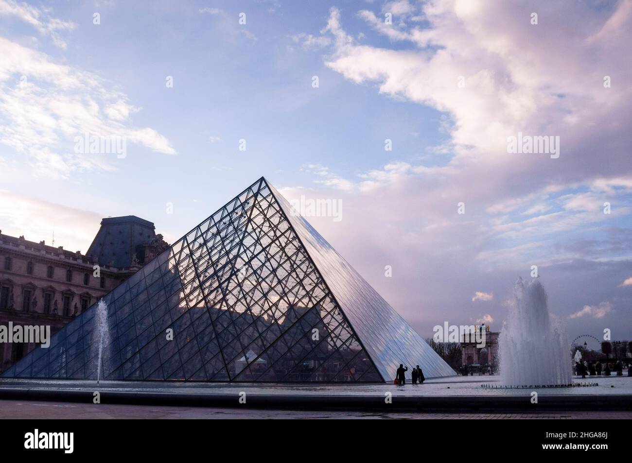 Haupthof des Louvre-Palastes, wo die Louvre-Pyramide als Haupteingang zum Louvre-Museum in Paris, Frankreich, dient. Stockfoto