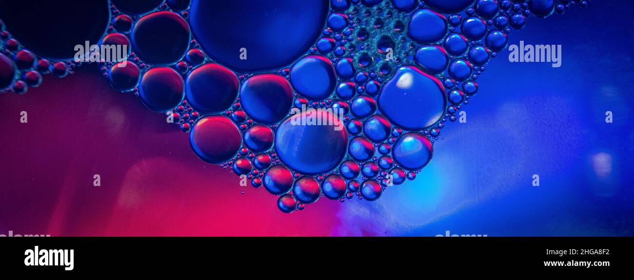 Öl in Wasser Abstrakt blau und rosa Stockfoto