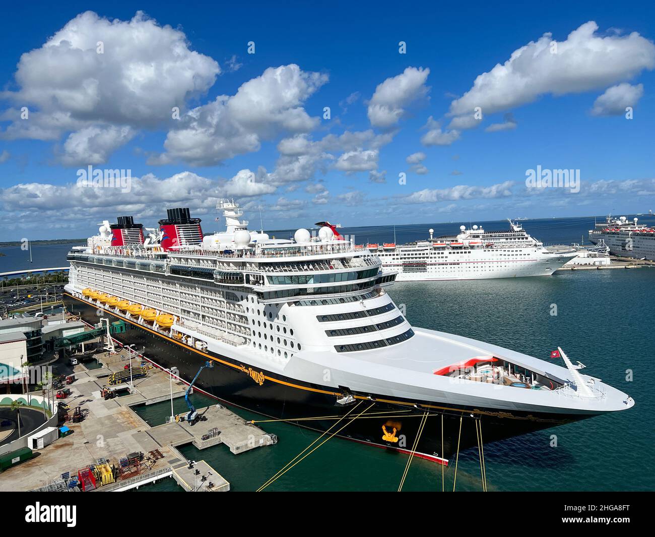 Orlando, FL USA - 8. Januar 2022: Das Disney Cruise Ship Fantasy am Dock in Port Canaveral, Florida. Stockfoto