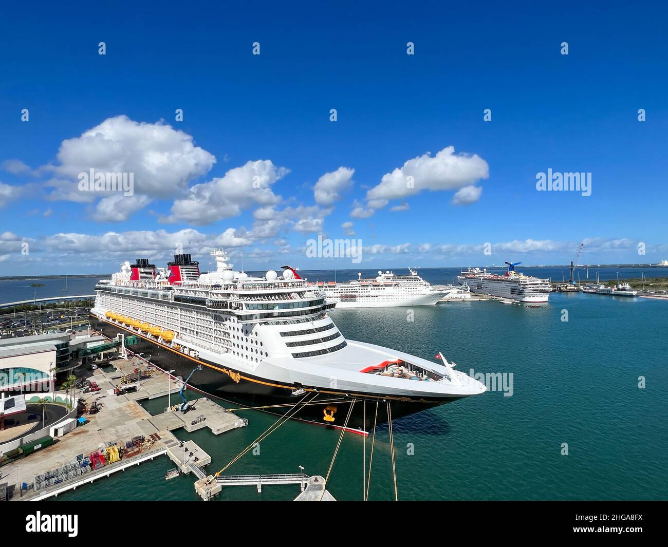 Orlando, FL USA - 8. Januar 2022: Das Disney Cruise Ship Fantasy am Dock in Port Canaveral, Florida. Stockfoto