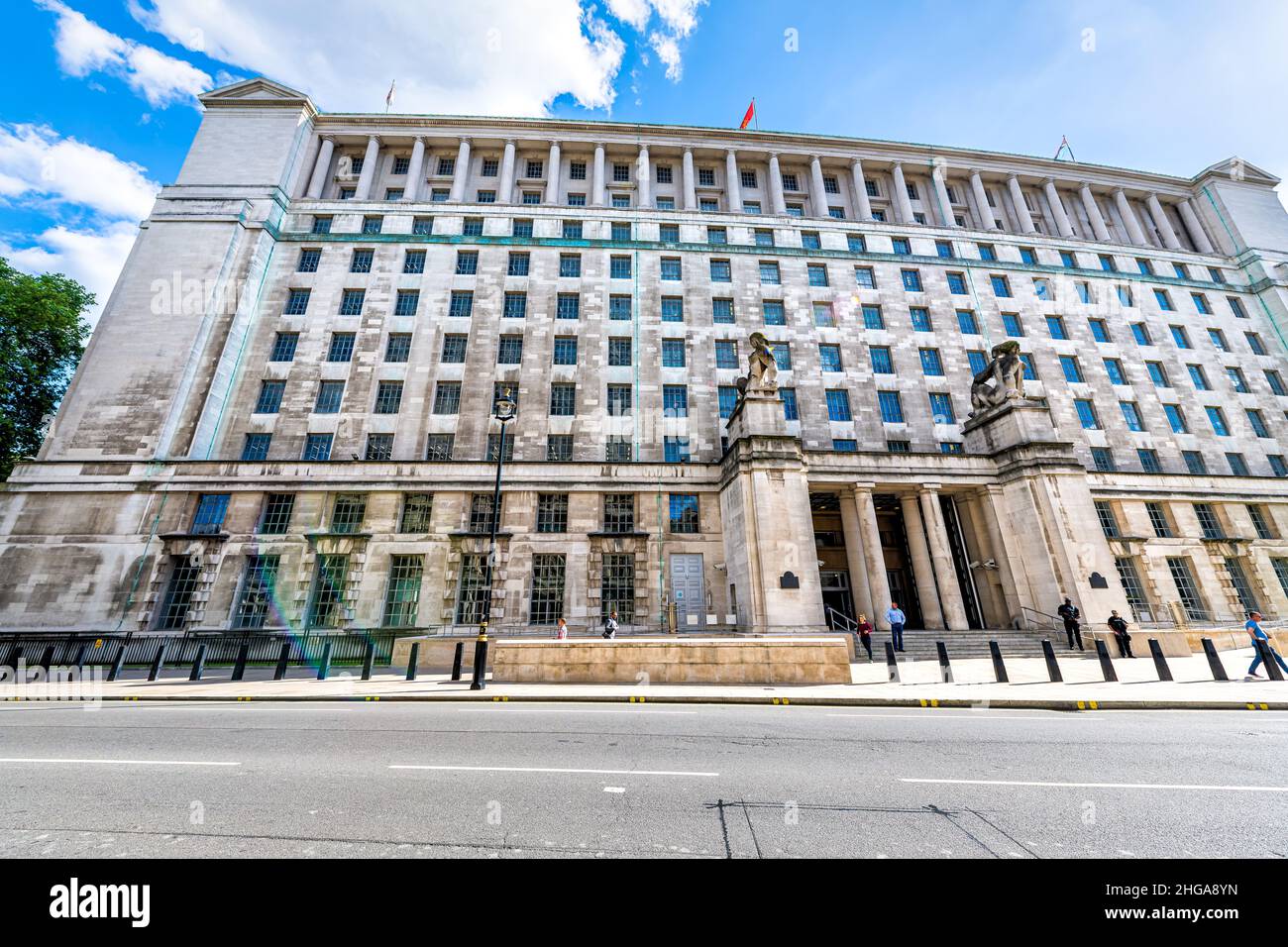 London, Großbritannien - 21. Juni 2018: Groverment-Gebäude des Londoner Verteidigungsministeriums mit Außenfassade, Weitwinkel-Ansicht mit Sicherheitsleuten auf der Whitehall Street Stockfoto