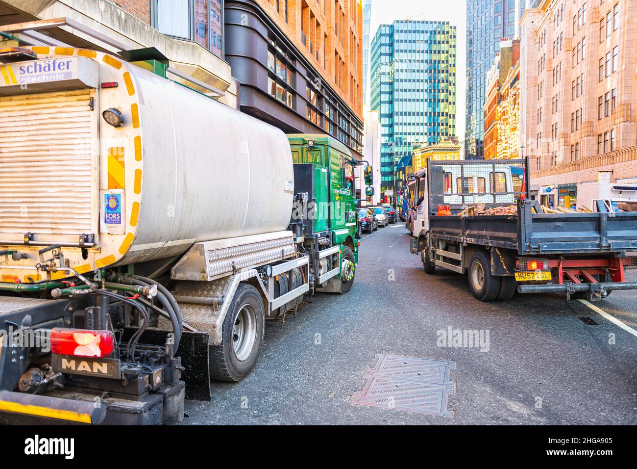 London, Großbritannien - 22. Juni 2018: Straße in der Innenstadt von London mit LKW-Lieferwagen auf enger Gasse für Baustelleninstandsetzung Stockfoto