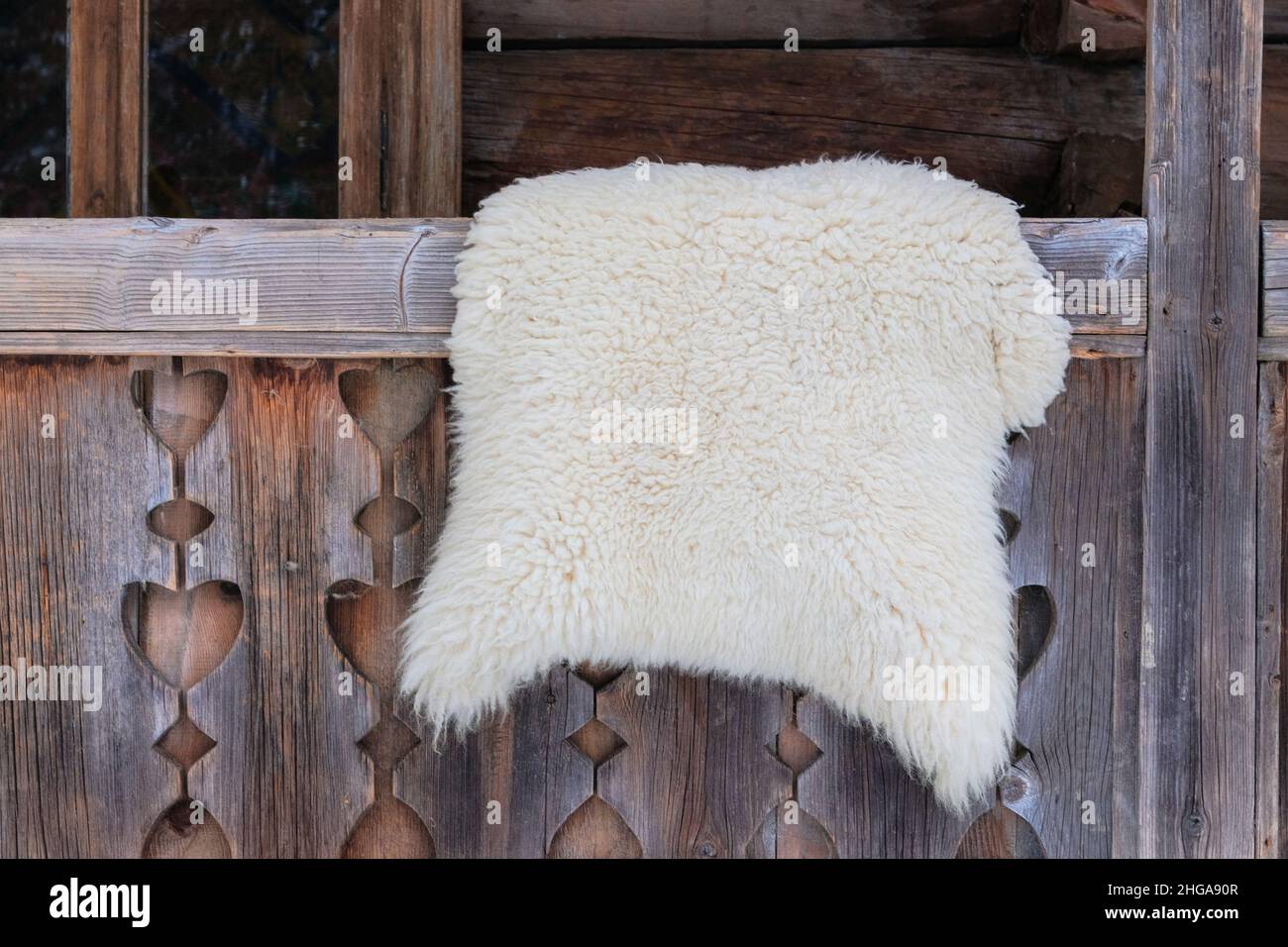 Schafe Haut auf in einem Holzhaus in ländlicher Landschaft. Reise-, Tourismus- und Umweltkonzept. Stockfoto