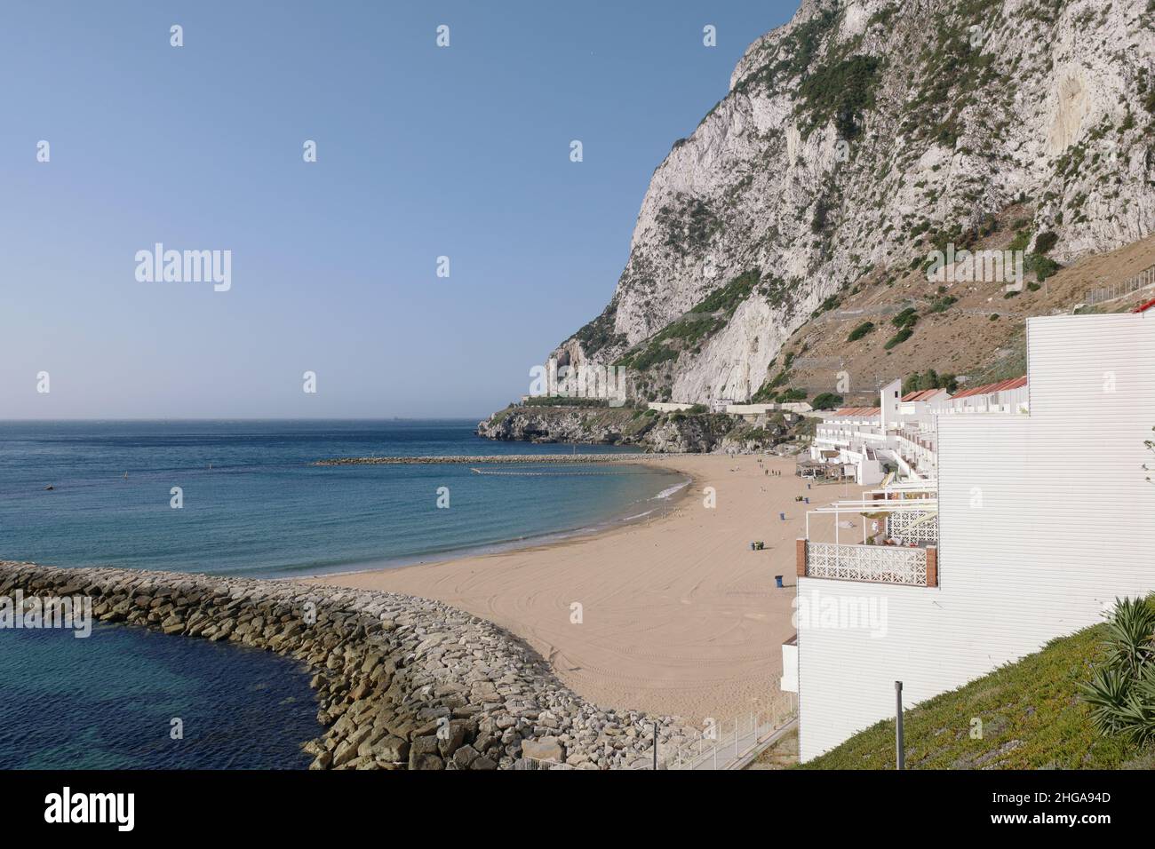 Sandy Bay, ein künstlich anmalter Strand an der Ostküste von Gibraltar, Mittelmeer, Juli 2021 Stockfoto