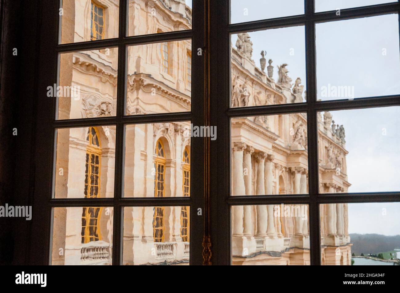 Wellenförmiges Glas und klassische Architektur des barocken Schlosses Versailles in Paris, Frankreich. Stockfoto