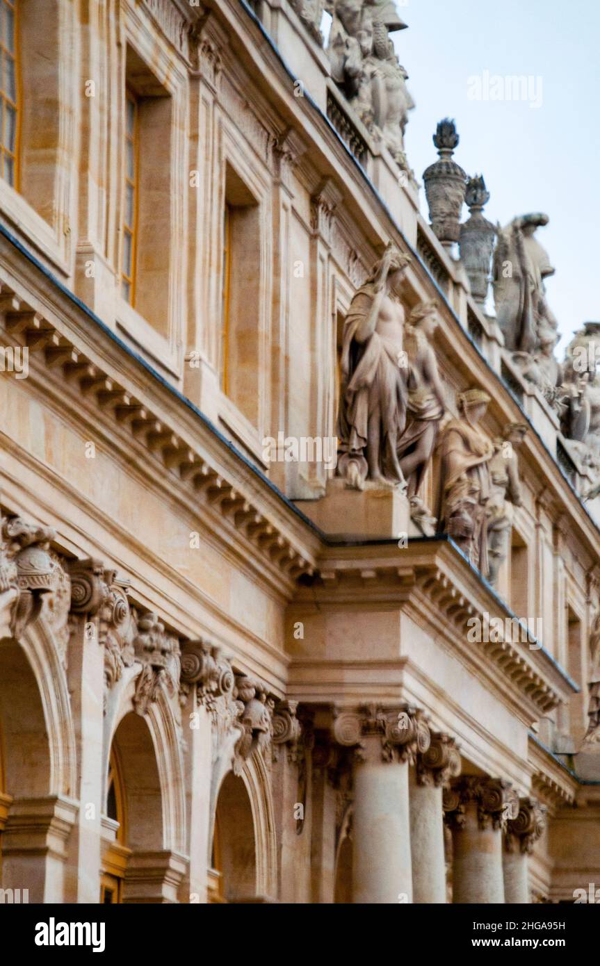 Ionische Säulen im französischen Barock im Schloss Versailles mit Blick durch altes wellenförmiges Glas in der Nähe von Paris. Stockfoto