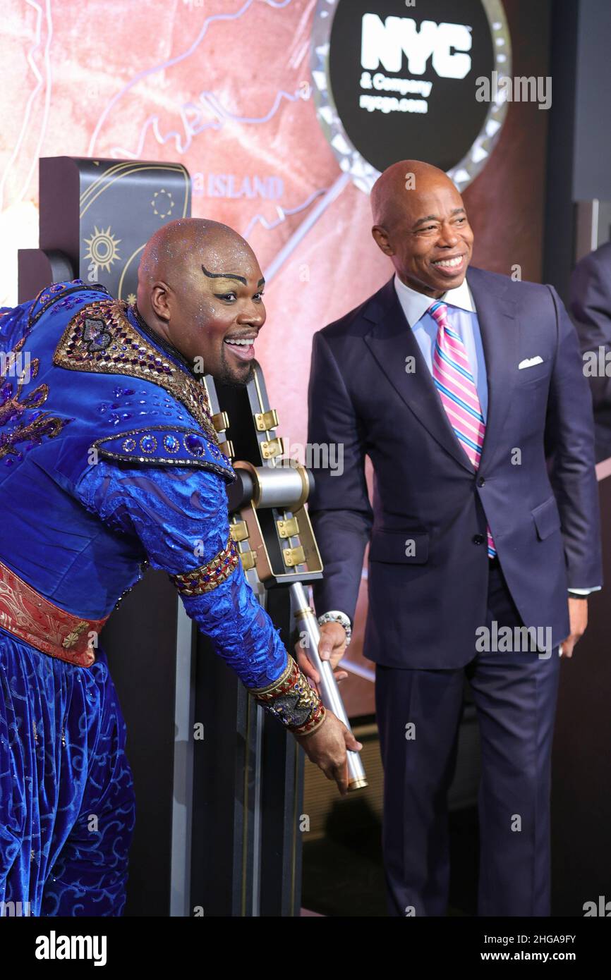 Empire State Building, New York, USA, 18. Januar 2022 - der Bürgermeister von New York, Eric Adams, und die Schauspieler Michael James Scott aus Disney's Aladdin, während eines Besuchs im Empire State Building zur Eröffnung der Restaurant- und Broadway-Woche. Foto: Luiz Rampelotto/EuropaNewswire FOTOKREDIT ERFORDERLICH. Stockfoto