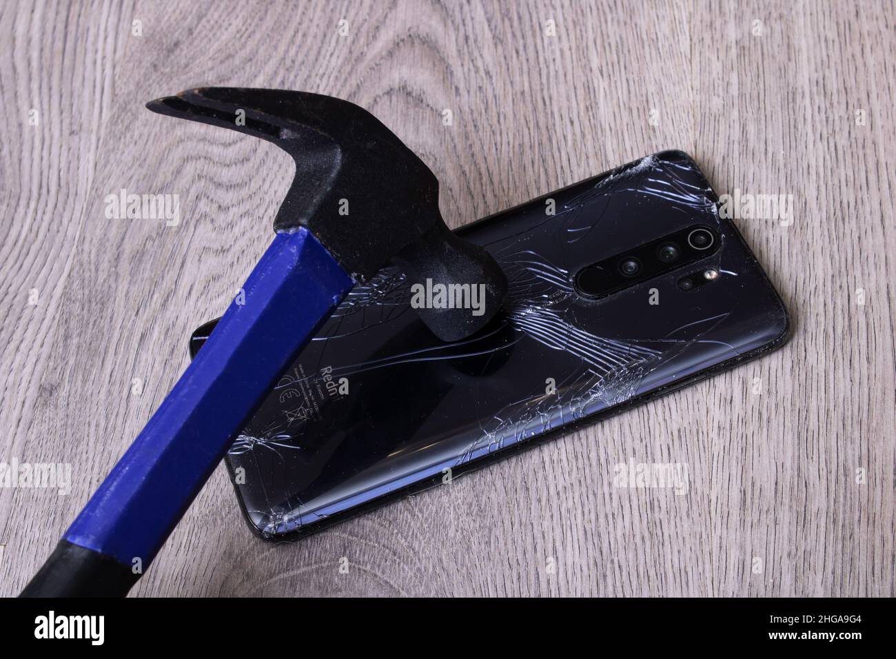 Weißrussland, Novopolotsk - 19. januar 2022: Hammer bricht xiaomi Handyhülle aus nächster Nähe Stockfoto