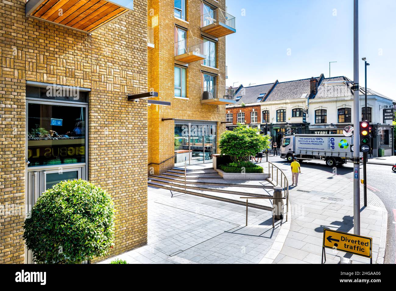 London, Großbritannien - 22. Juni 2018: Hochwinkelansicht auf London Southwark District Schild für Draft House Arms auf der Tower Bridge Street Road an sonnigen Sommertagen Stockfoto