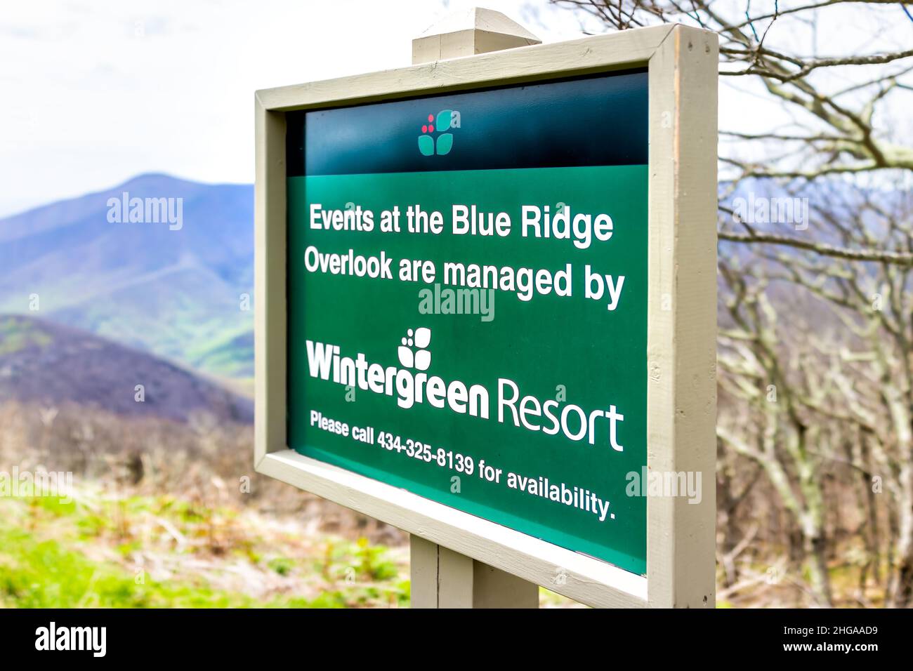 Wintergreen, USA - 17. April 2021: Frühjahrssaison im Skiort Virginia in den Blue Ridge Mountains mit Schild für Aussichtspunkt und Veranstaltungen, die von verwaltet werden Stockfoto