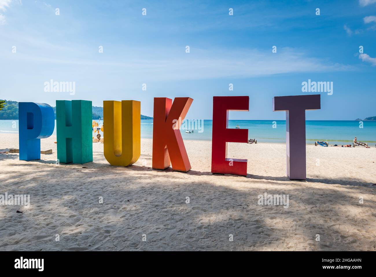 Phuket Schild am Patong Strand in Thailand. Das große Wahrzeichen von Phuket am Strand, ein beliebtes Ausflugsziel für Touristen. Stockfoto