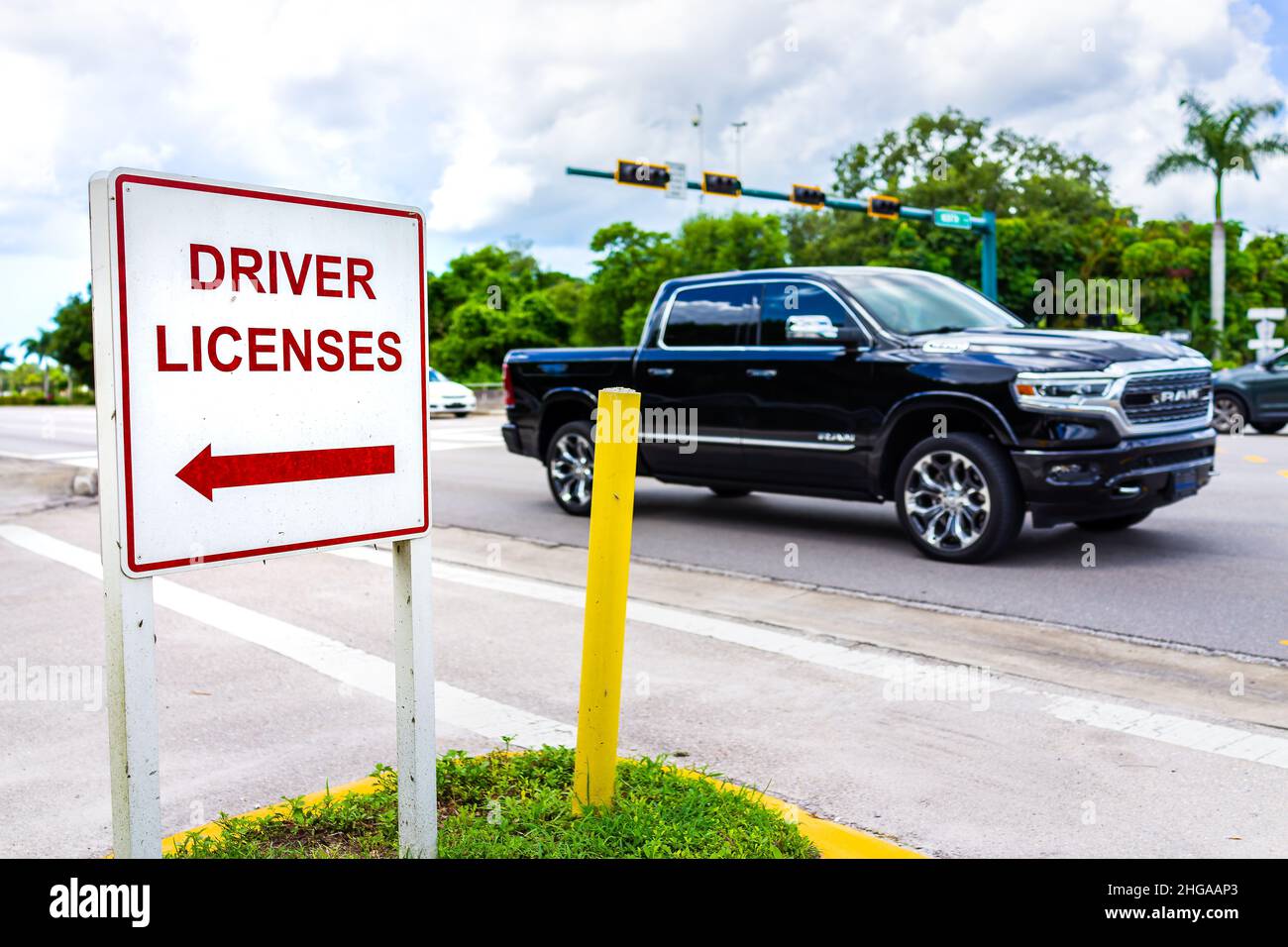 Naples, Florida - 9. August 2021: Straße in der Innenstadt mit Auto- und Straßenschildern für den Weg zum Führerscheinbüro zur Erneuerung Stockfoto