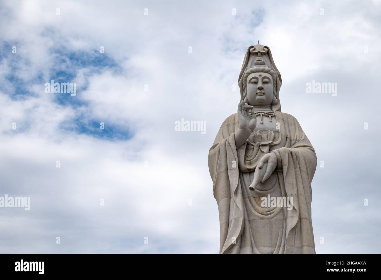 Kanchanaburi, Thailand - Dezember 2021: Buddhistische Statue in der Kuang-im-Kapelle, einem neuen und unvollendeten buddhistischen Tempel im chinesischen Stil Stockfoto