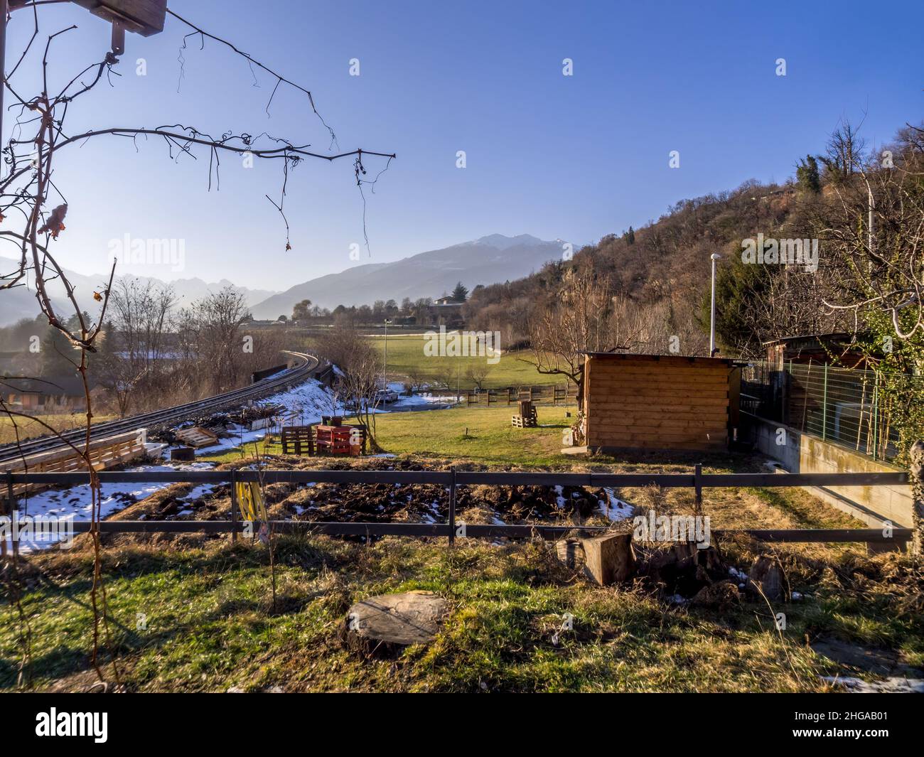 Bergpanorama mit Sonne im Winter Stockfoto