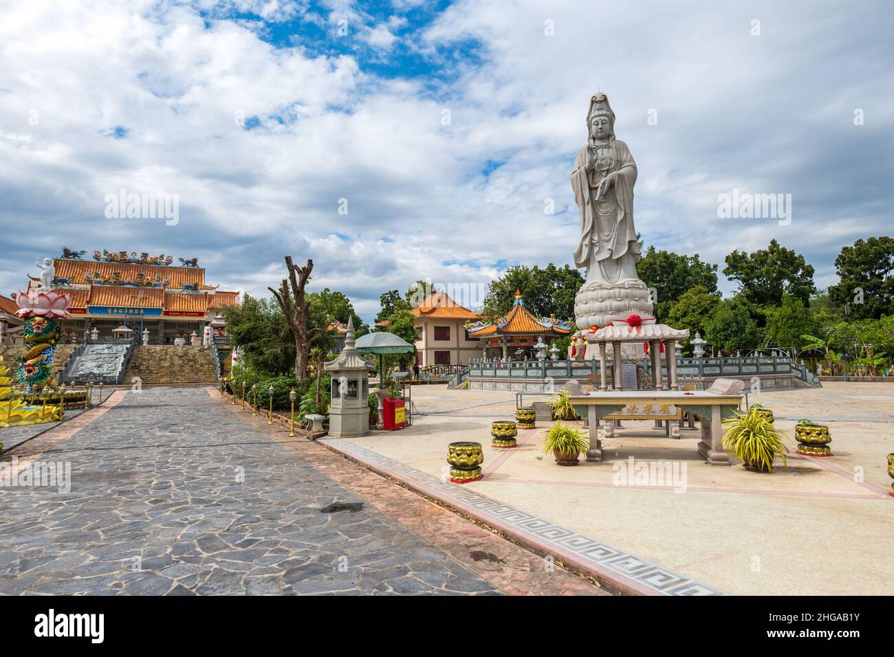 Kanchanaburi, Thailand - Dezember 2021: Die Kuang-im Kapelle, ein neuer und unvollendeter buddhistischer Tempel im chinesischen Stil, der sich am Ufer des Flusses Kwai befindet Stockfoto