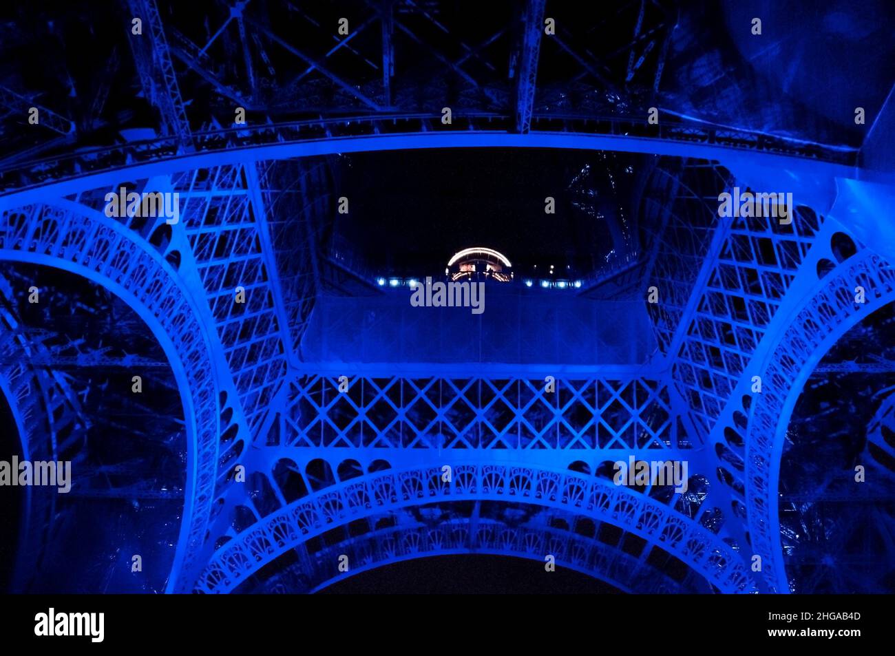 Der Eiffelturm von unten zeigt das filigrane Design des Bauwerks in Paris, Frankreich. Stockfoto