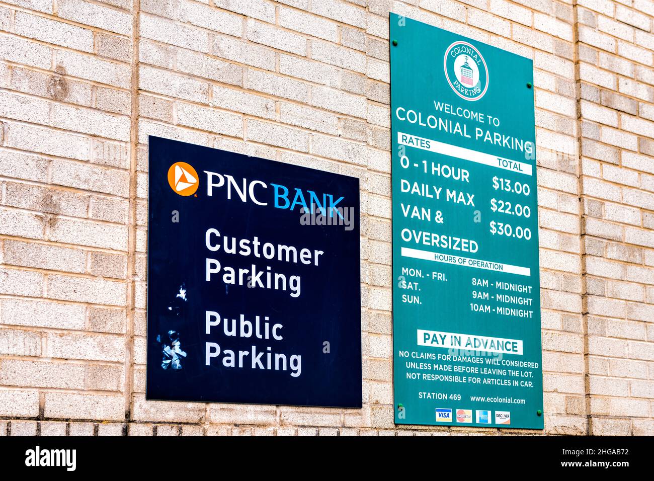 Washington DC, USA - 18. August 2021: Georgetown M Street mit PNC-Bankeingangsschild in der Nähe der Wand für öffentliche koloniale Parkplätze für Kunden mit Preisen Stockfoto