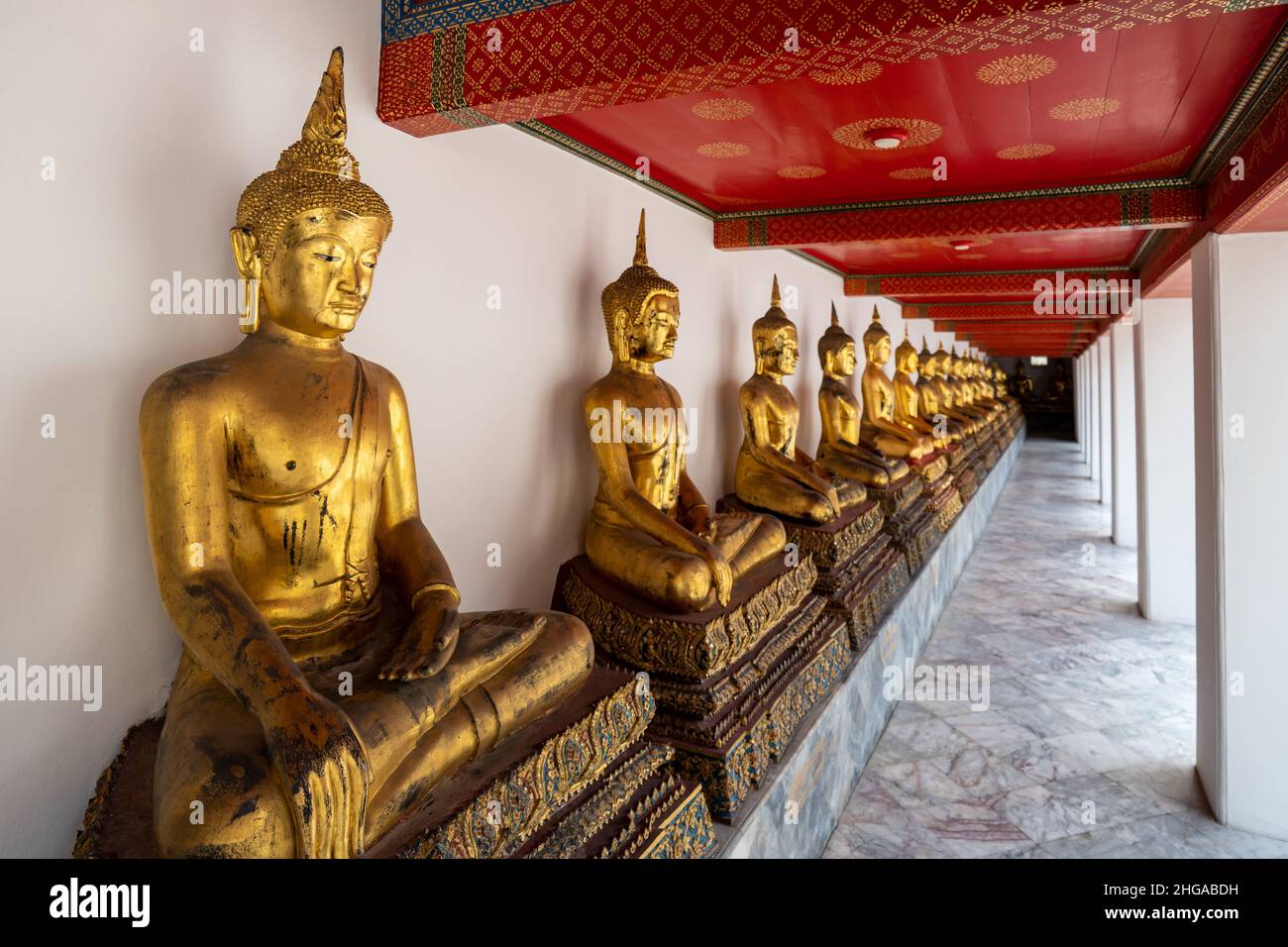 Bangkok, Thailand - Dezember 2021: Goldene Buddha Statue im Wat Po Tempelkomplex, in Bangkok, Thailand, ein berühmtes Wahrzeichen in Bangkok Stockfoto