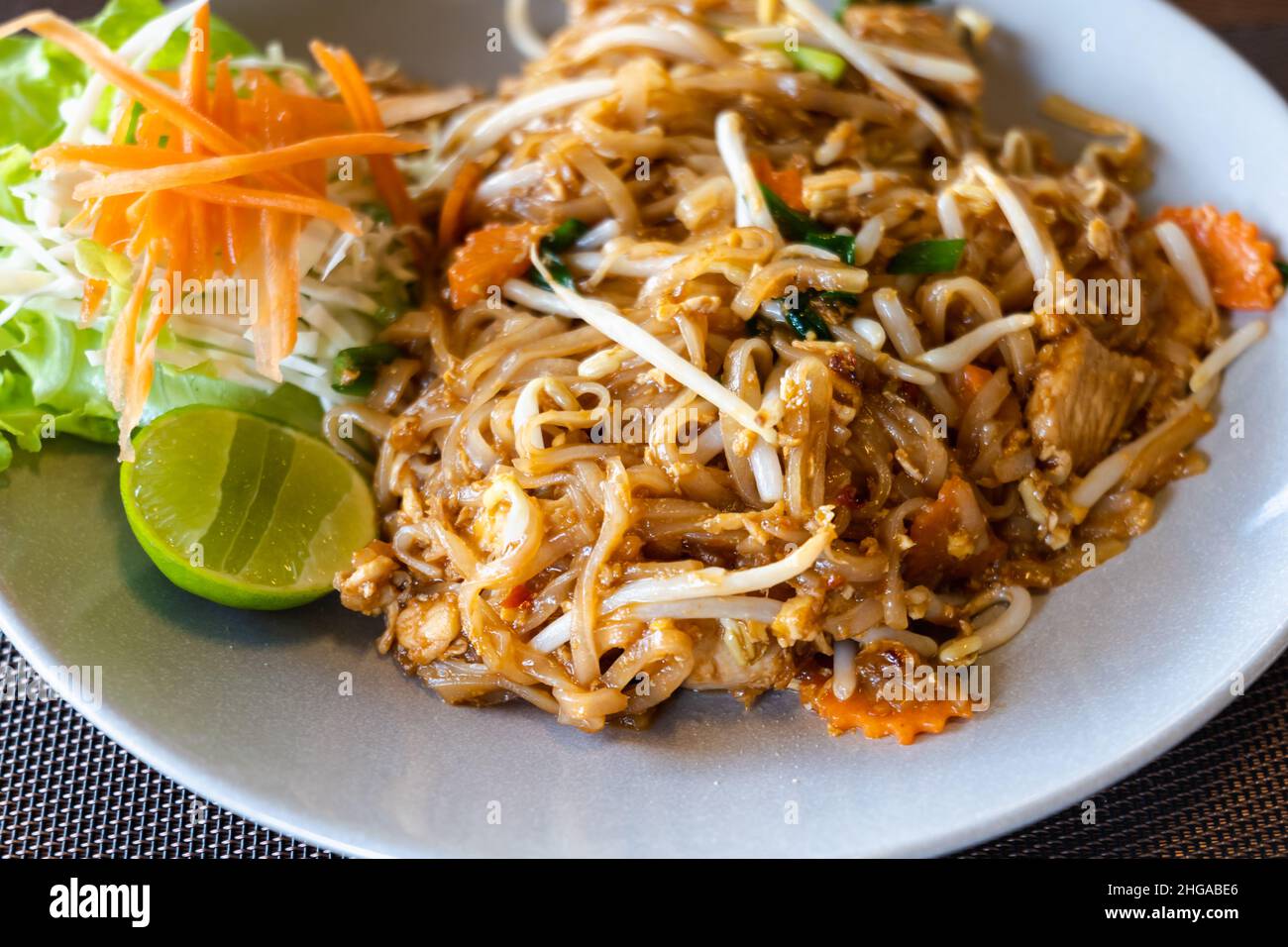 Pad Thai, gebratene Nudeln im Thai-Stil mit Huhn. Thailändische Küche Foto-Nahaufnahme mit selektivem Fokus Stockfoto