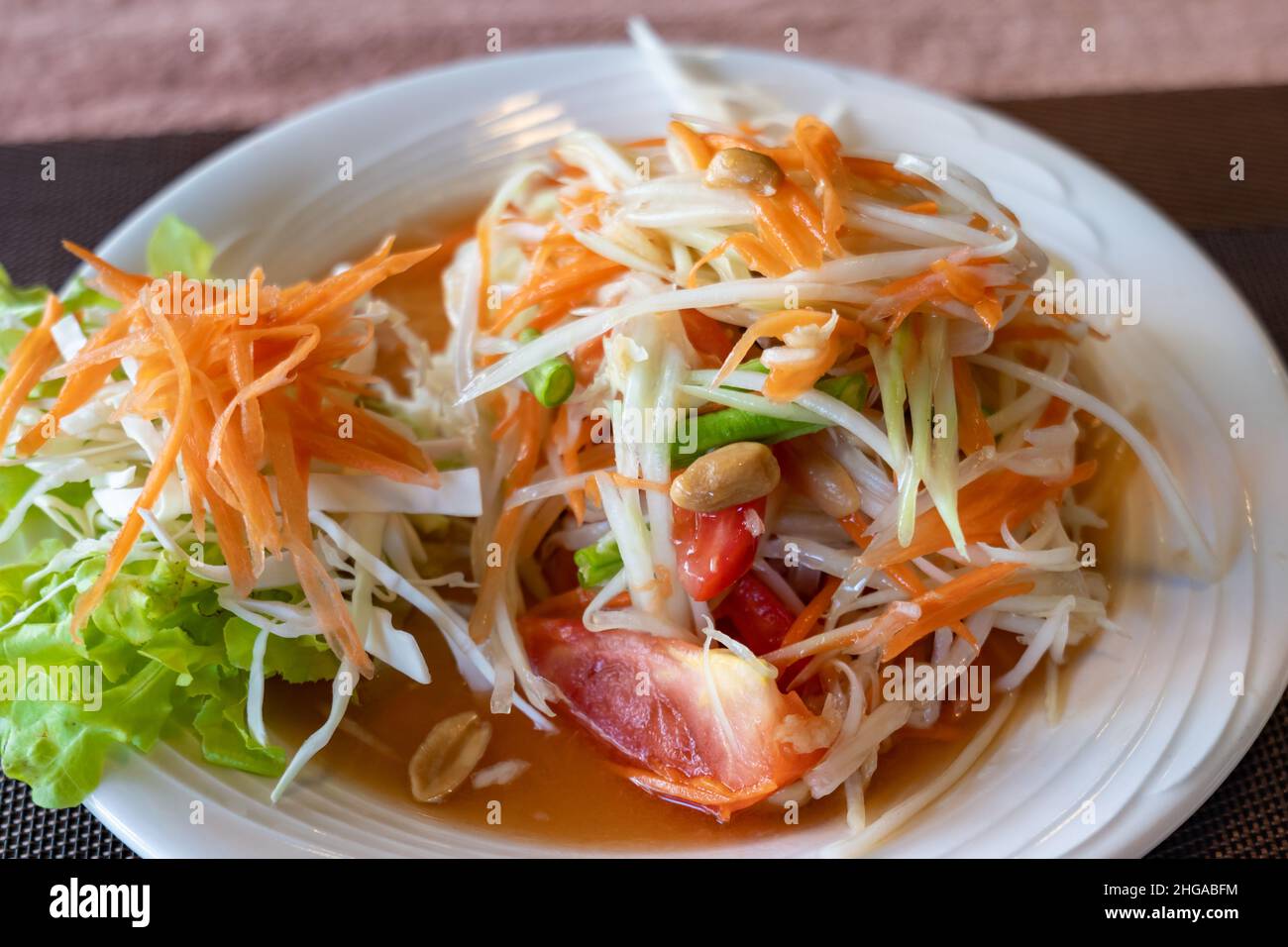 Papaya-Salat, Thai-Salat mit Papaya-Früchten. Thailand Cuisine Foto Nahaufnahme mit selektivem Fokus Stockfoto