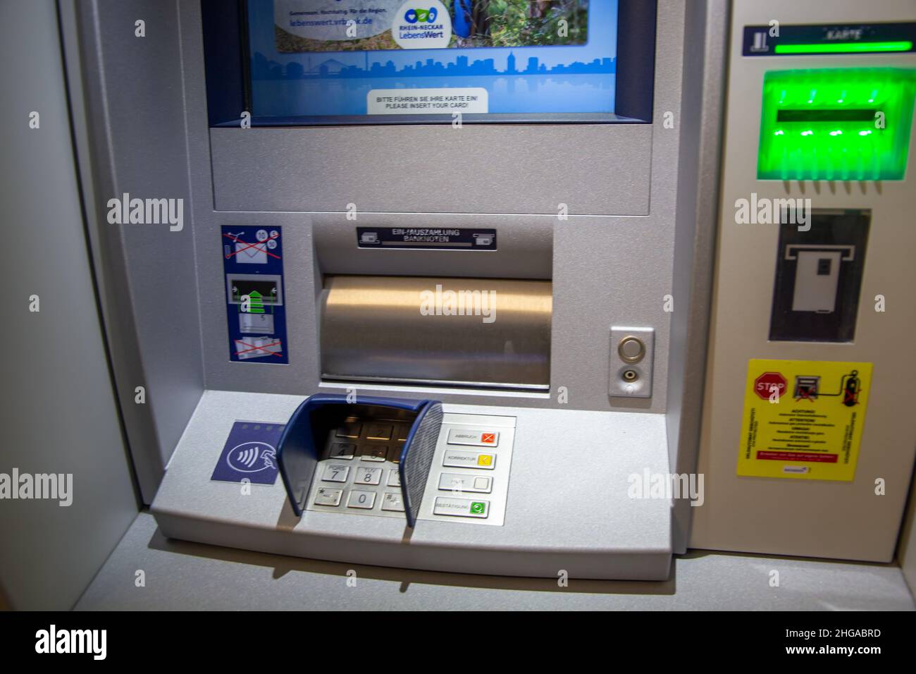 Geldautomat einer VR-Bank in Deutschland (Ludwigshafen, 16. Januar 2022  Stockfotografie - Alamy
