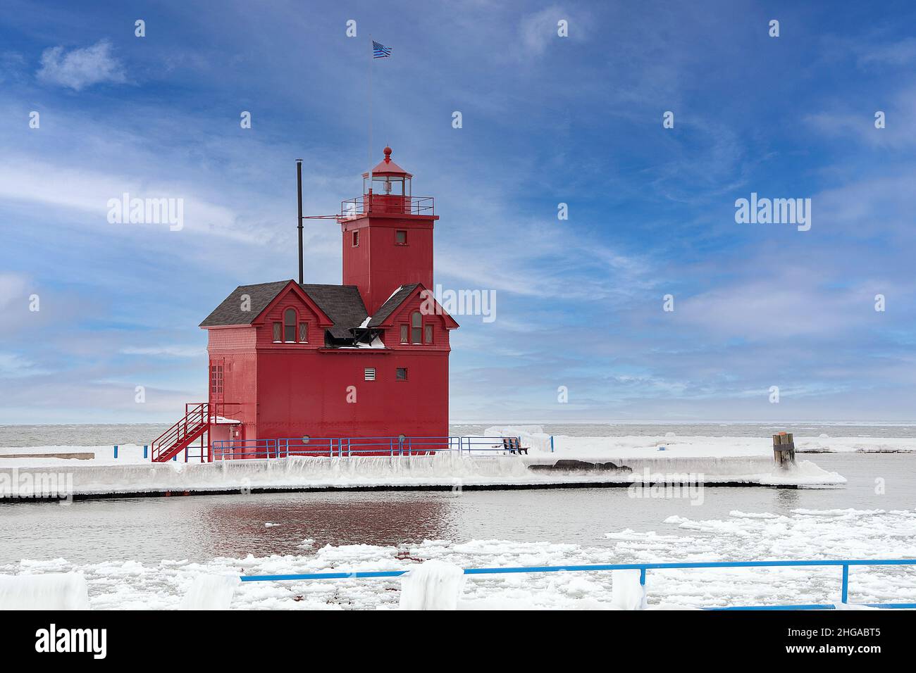 Berühmter großer roter Leuchtturm in Holland Michigan im Winter Stockfoto