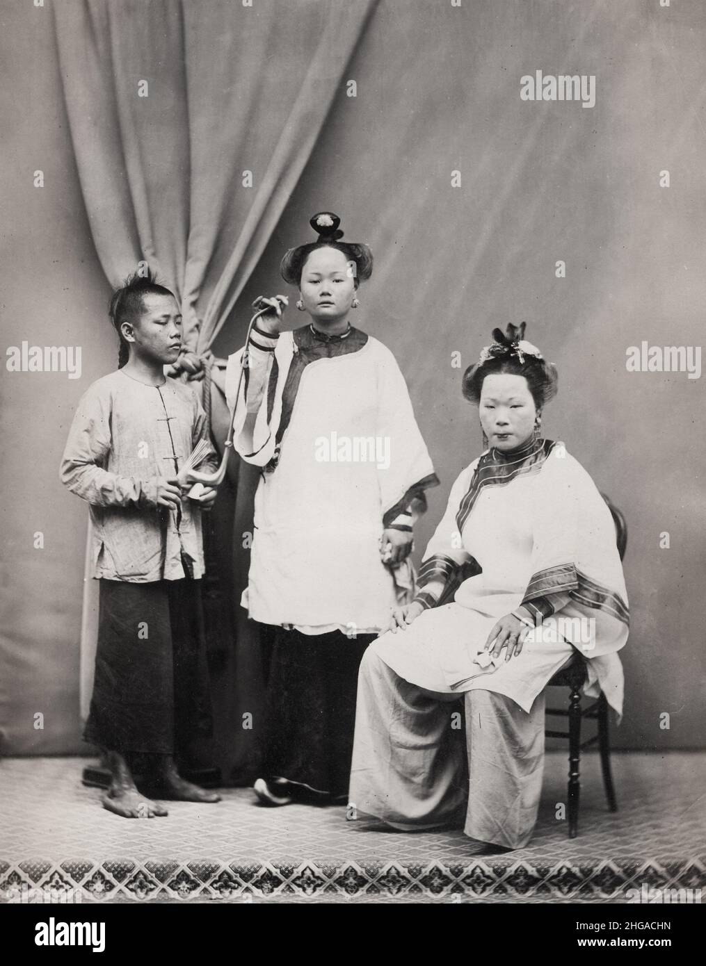 Vintage 19th Jahrhundert Foto - Chinesische Frauen mit gebundenen Füßen und Diener. Stockfoto