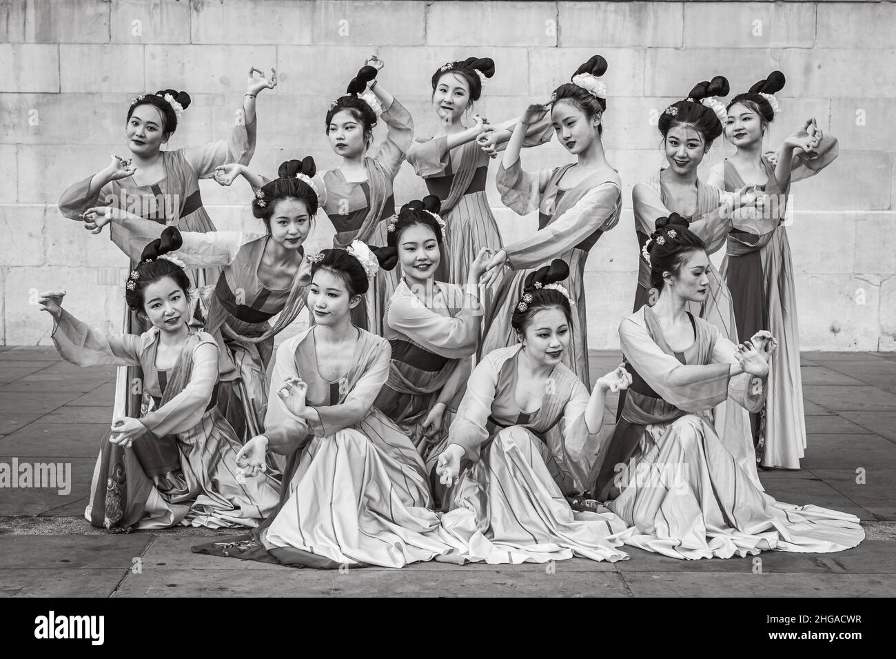 Schwarz-Weiß-Bild der traditionellen chinesischen Tänzer in London. Stockfoto