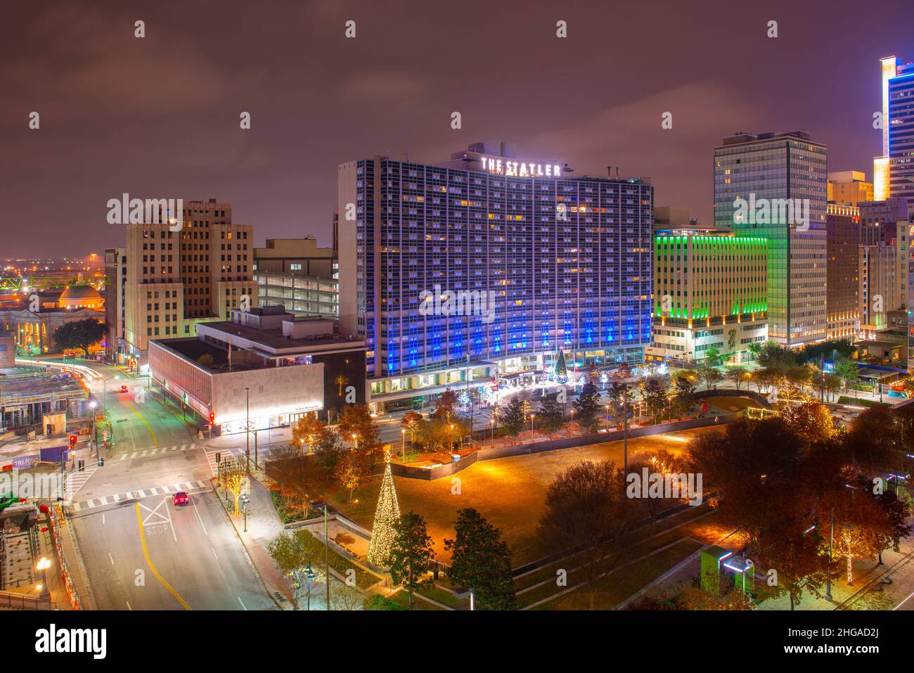 Die Statler Residences in der Jackson Street 1919 bei Nacht in der Innenstadt von Dallas, Texas, Texas, USA. Stockfoto