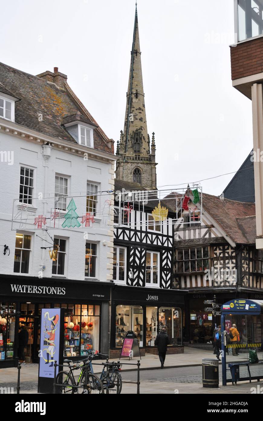 Eine Shrewsbury-Szene aus einem mittelalterlichen Gebäude mit dem Turm der St. Alkmund-Kirche im Hintergrund Stockfoto
