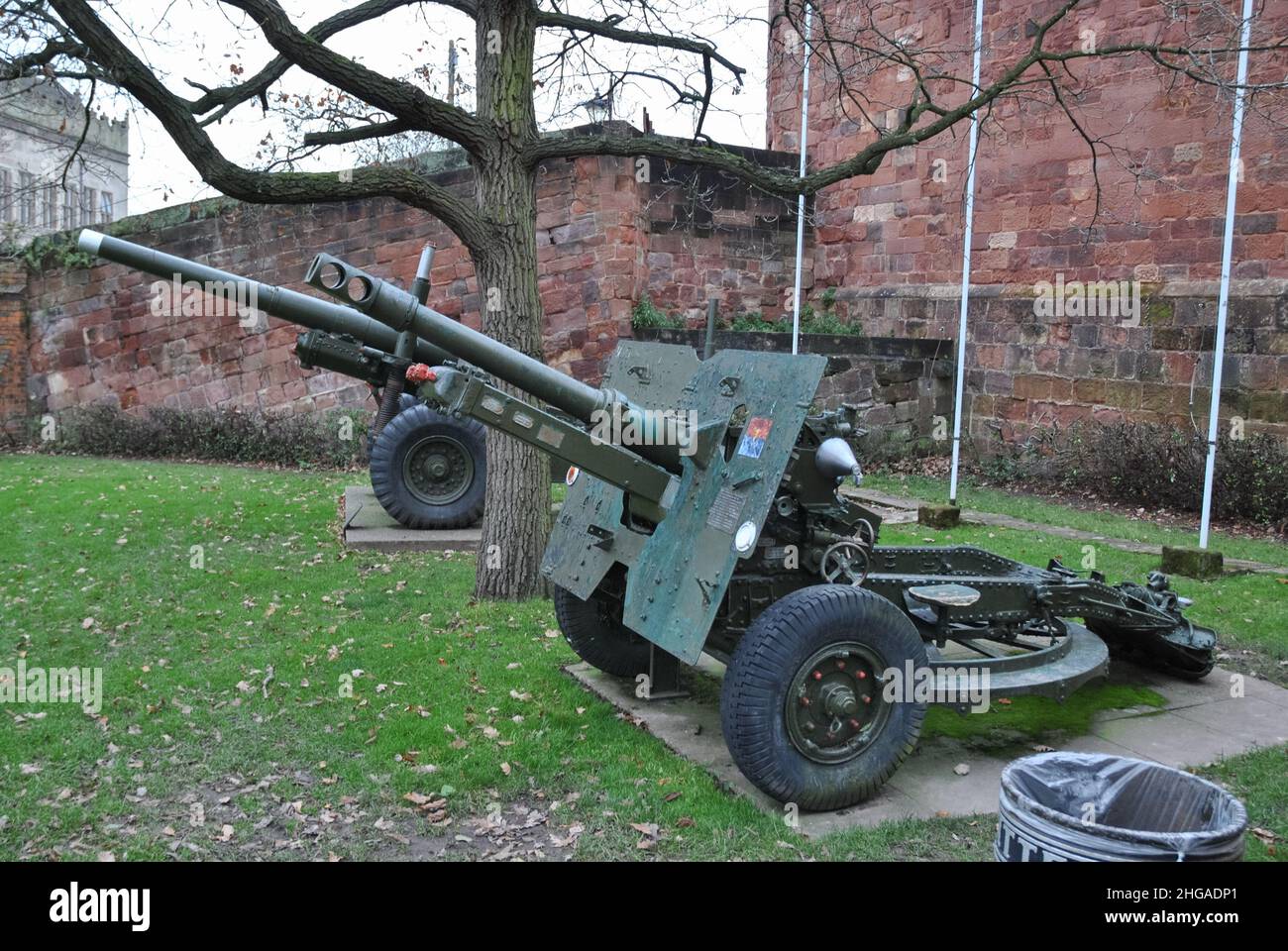 Zwei Kanonen vor dem Schlosseingang in Shrewsbury Stockfoto