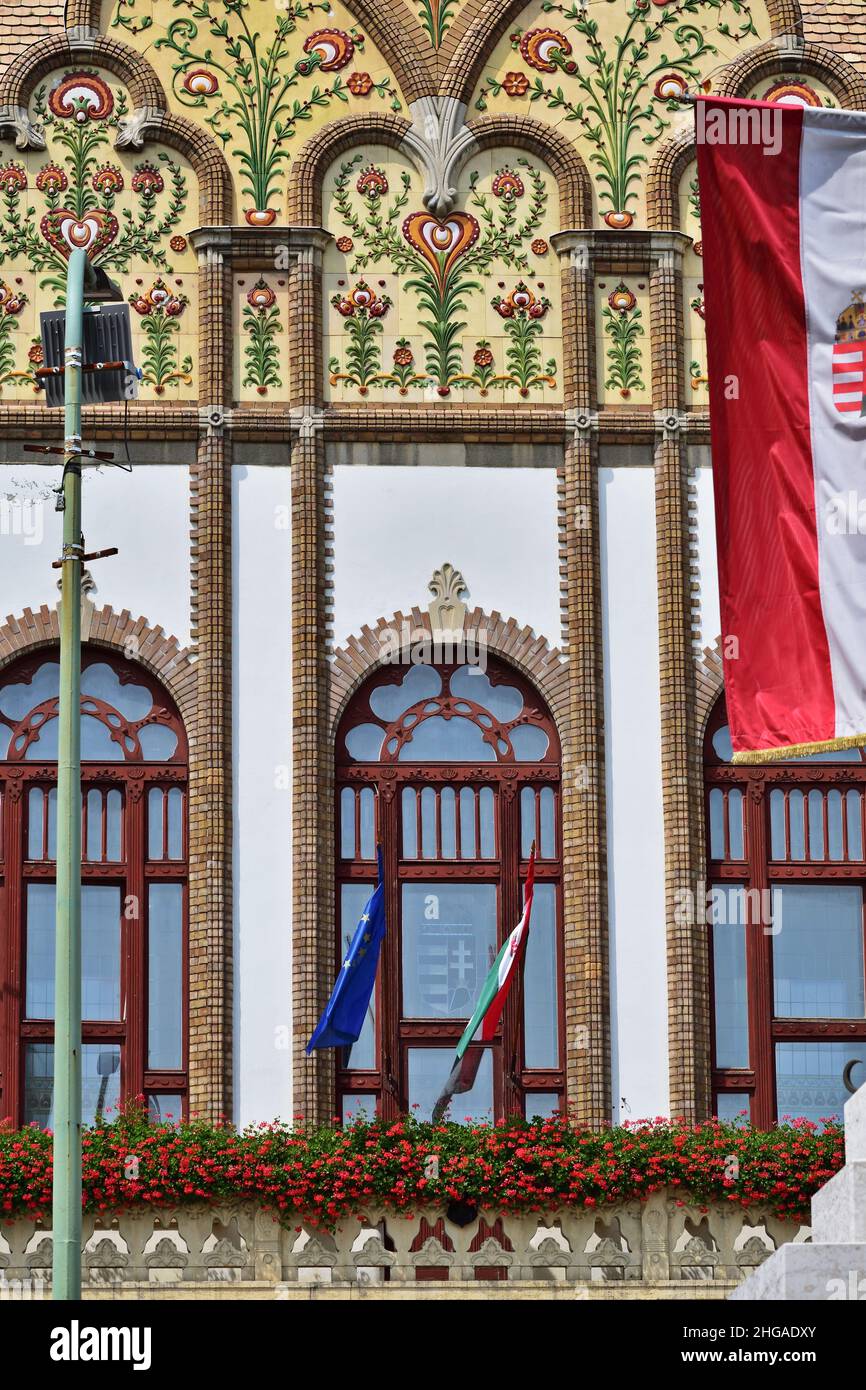 Zsolnay Ornamente an der Fassade des Rathauses von Kiskunfelegyhaza, ungarische Jugendstil-Architektur, vertikal Stockfoto