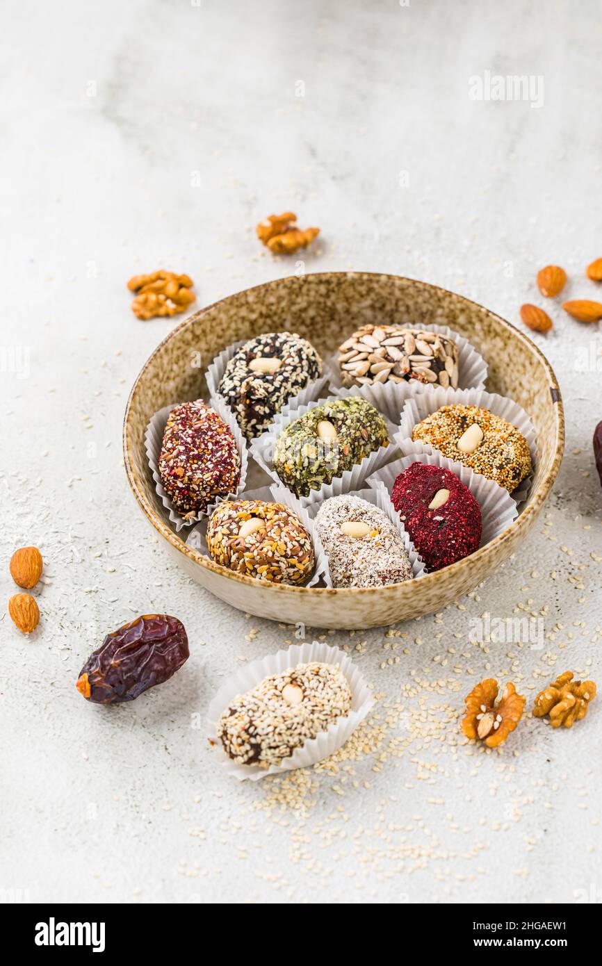 Vegane Süßigkeiten aus Nüssen und getrockneten Früchten. Energiekugel. Platz kopieren Stockfoto
