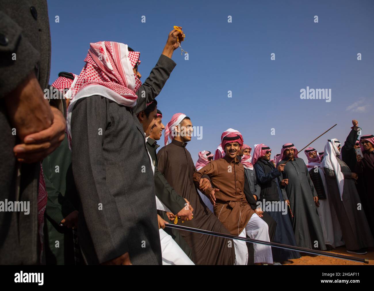 Saudische Männer tanzen während des King Abdul Aziz Camel Festivals, Provinz Riyadh, Rimah, Saudi-Arabien Stockfoto