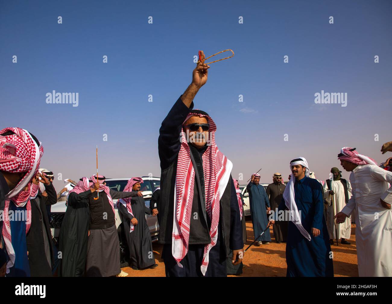 Saudische Männer tanzen während des King Abdul Aziz Camel Festivals, Provinz Riyadh, Rimah, Saudi-Arabien Stockfoto