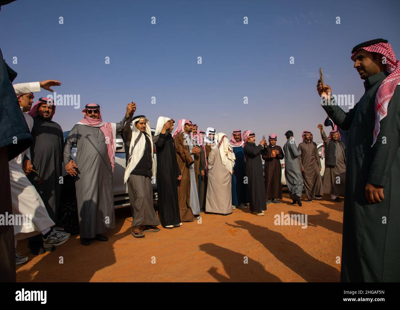 Saudische Männer tanzen in der Schlange beim King Abdul Aziz Camel Festival, Provinz Riad, Rimah, Saudi-Arabien Stockfoto