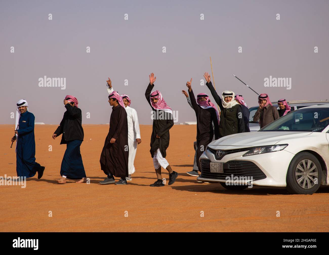 Saudische Männer tanzen während des King Abdul Aziz Camel Festivals, Provinz Riyadh, Rimah, Saudi-Arabien Stockfoto