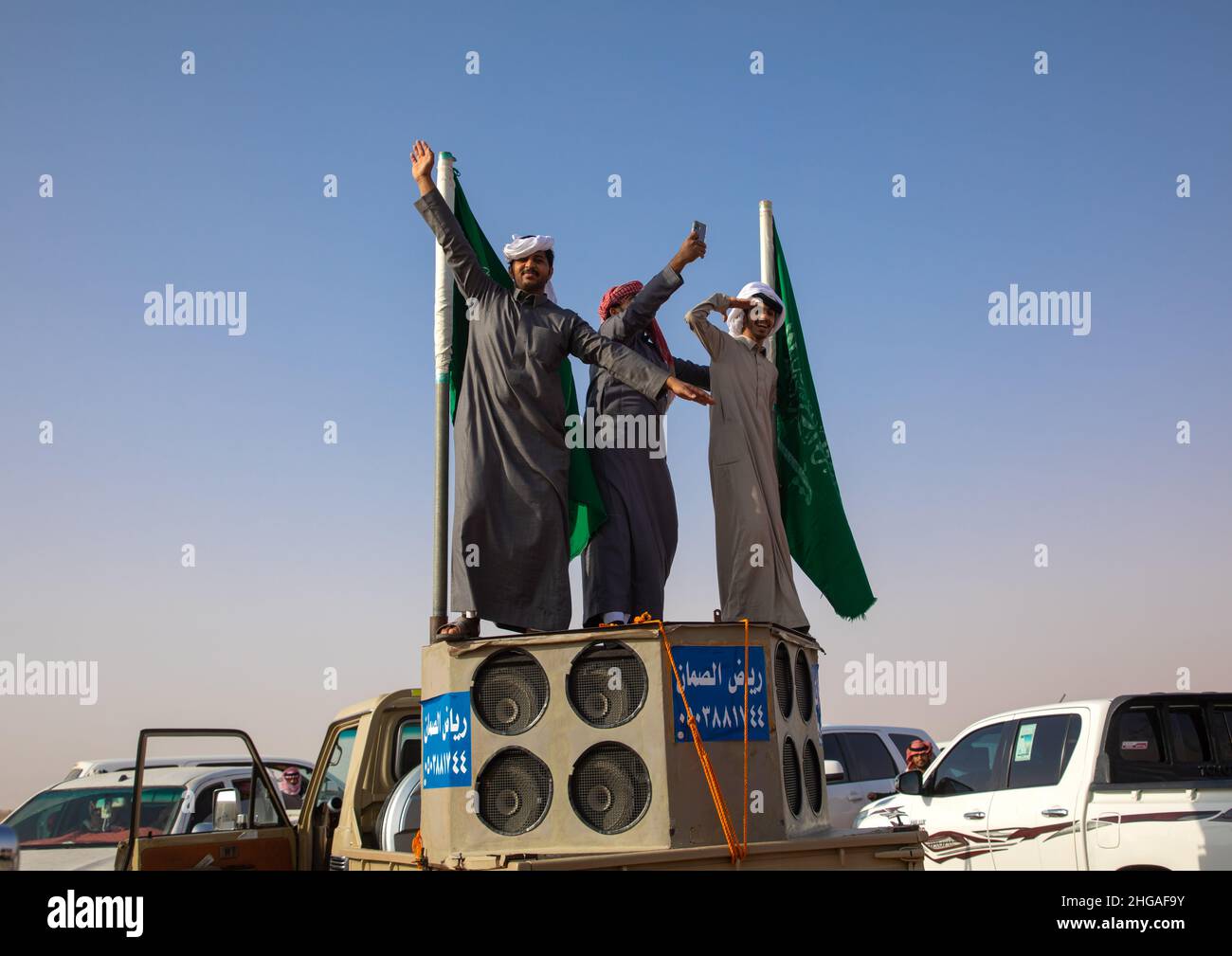 Saudische Männer tanzen auf einem Auto während des King Abdul Aziz Camel Festivals, Provinz Riyadh, Rimah, Saudi-Arabien Stockfoto